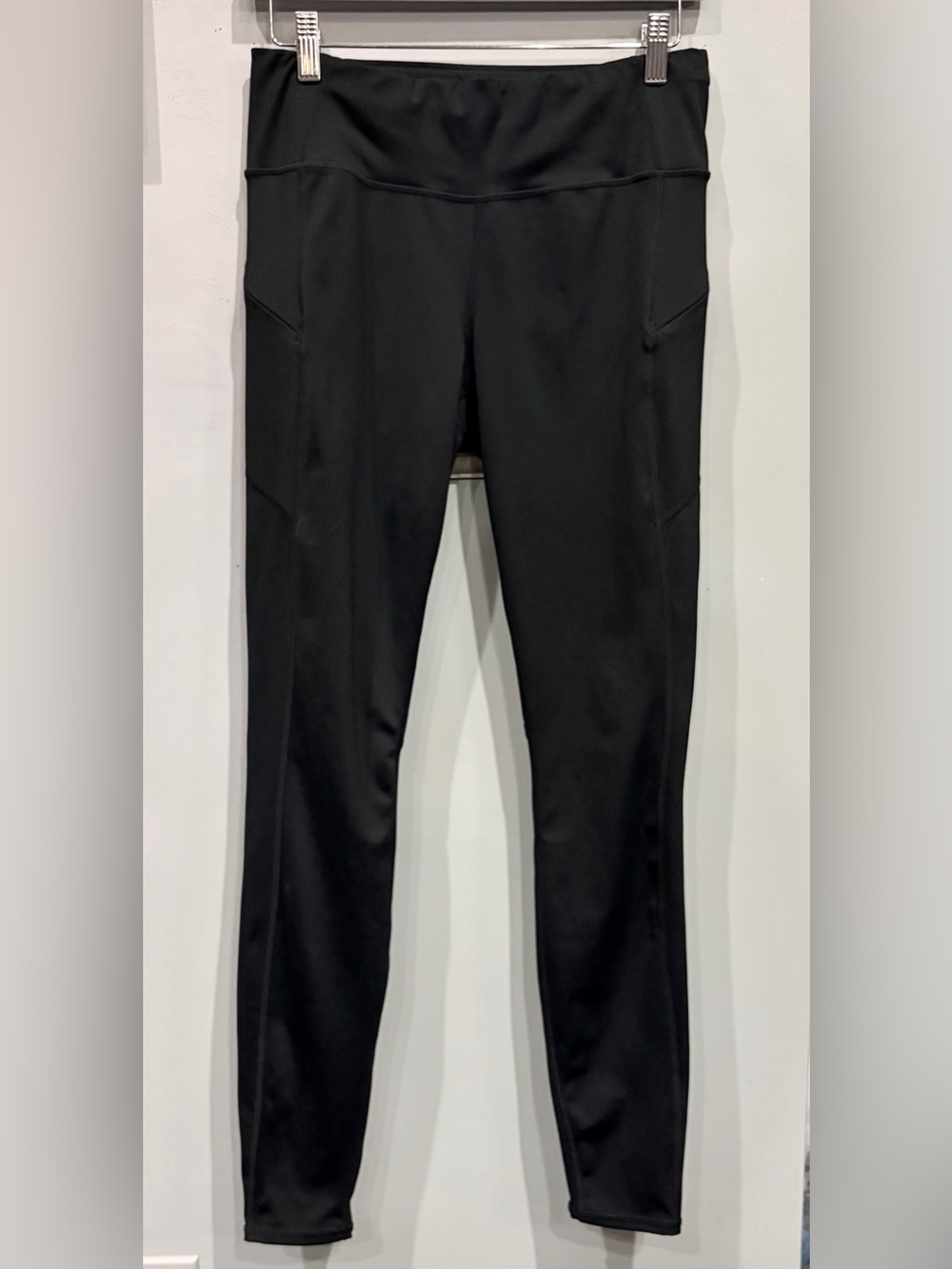 ATHLETA BLACK HIGH RISE LEGGINGS WITH ADJUSTABLE WAIST AND ZIPPER POCKETS